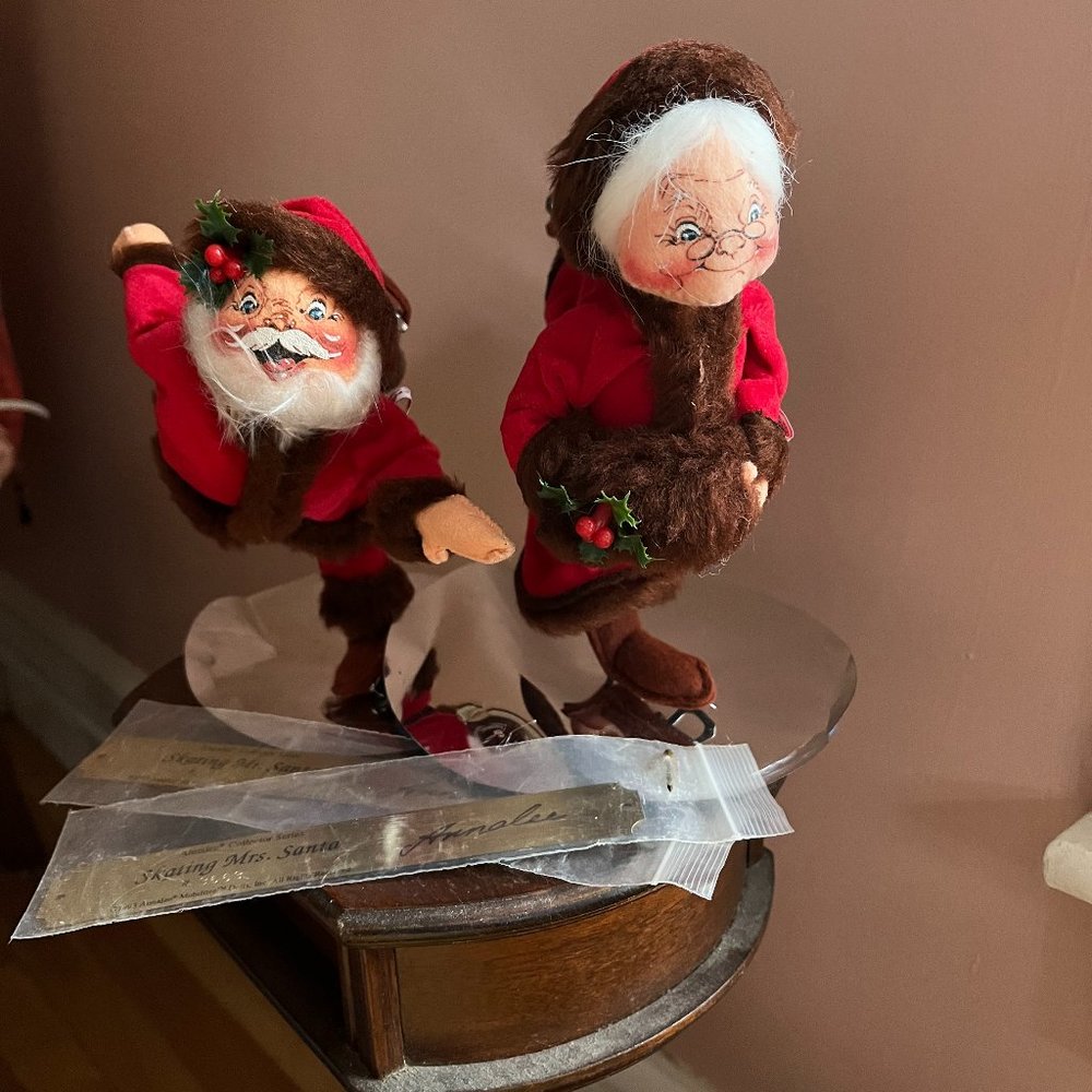 Annalee Santa & Mrs. Claus Skaters w/numbered plaques 1993 10 inch